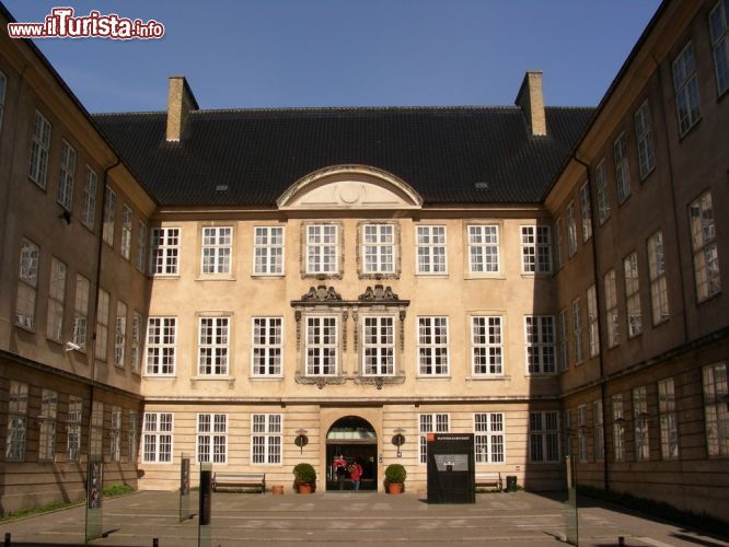 Immagine L'Ingresso monumentale al Museo Nazionale della Danimarca a Copenaghen. E' ricavato nel settecentesco Palazzo Prinsens.