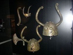 Elemetti vikinghi dell'età del bronzo al Museo Nazionale della Danimarca a Copenhagen - ©  Simon Burchell - CC BY-SA 3.0, - Wikipedia