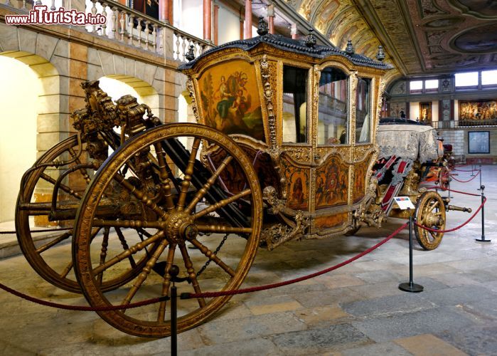 Immagine Una carrozza cerimoniale francese, appartunuta al Principe Francesco, duca di Beja. E' esposta al Museo dos Coches di Lisbona - © Zoran Karapancev / Shutterstock.com