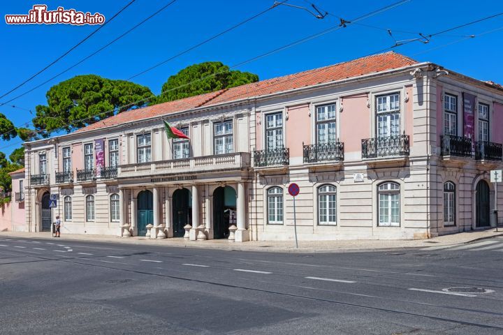 Immagine L'edificio che ospita il Museo delle carrozze di Lisbona. Si trova all'incrocio tra Praça Afonso de Albuquerque e la Avenida da Índia nel quartiere di Belem - © StockPhotosArt / Shutterstock.com