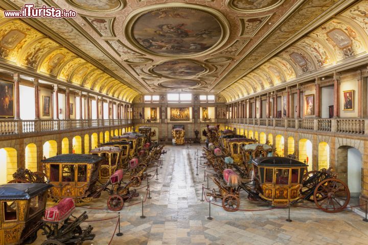 Immagine La spettacolare esposizione di carrozze storiche che si può ammirare al Museu dos Coches di Lisbona - © saiko3p / Shutterstock.com