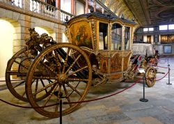 Una carrozza cerimoniale francese, appartunuta al Principe Francesco, duca di Beja. E' esposta al Museo dos Coches di Lisbona - © Zoran Karapancev / Shutterstock.com 