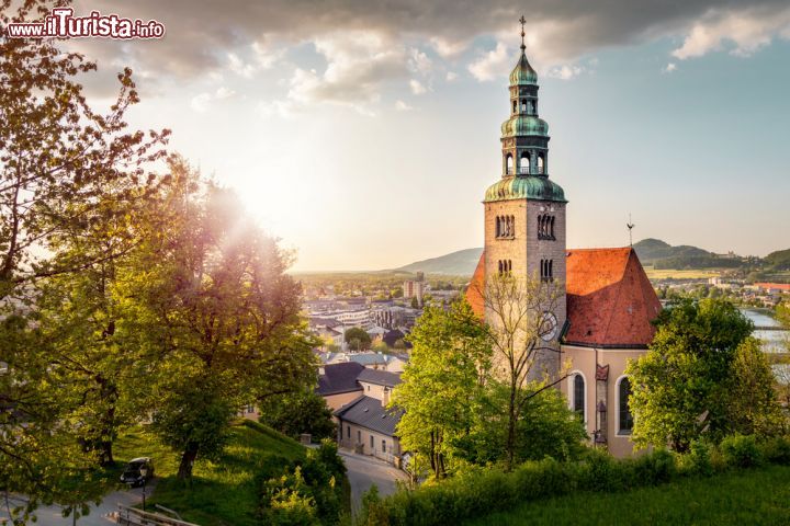Immagine La chiesa dei monaci Agostiniani di Mülln, dove il birrificio venne fondato nel 1621. Si trova a ridosso della collina verde del Monchberg di Salisburgo - © mRGB / Shutterstock.com