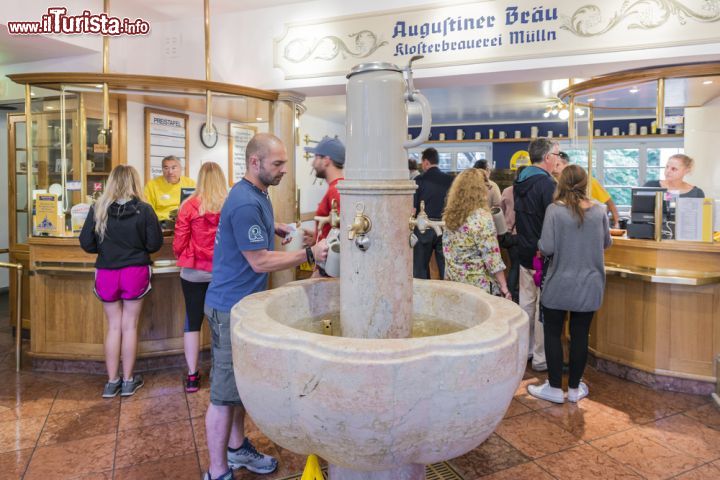 Immagine Turisti e appassionati di birra in visita all'Augustiner Bräu, il birrificio artigianale nel cuore verde di Salisburgo - © Anibal Trejo / Shutterstock.com