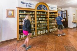 Una collezione di boccali da birra in ceramica all'interno della birreria Augustiner di Salisburgo - © Anibal Trejo / Shutterstock.com 