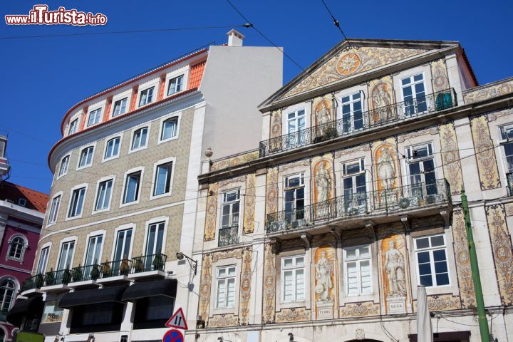 Immagine Antico e moderno si contrappongono lungo le vie del quartiere Chiado a Lisbona - © 195965264 / Shutterstock.com