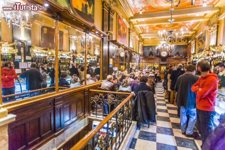 Immagine Interno del caffè A Brasileira, situata in rua Garret nel quartiere Chiado a Lisbona - © Jorg Hackemann / Shutterstock.com