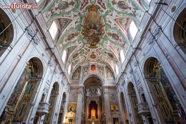 Immagine Interno della chiesa di Nossa da Senhora da Encarnacao nel quartiere di Chiado a Lisbona