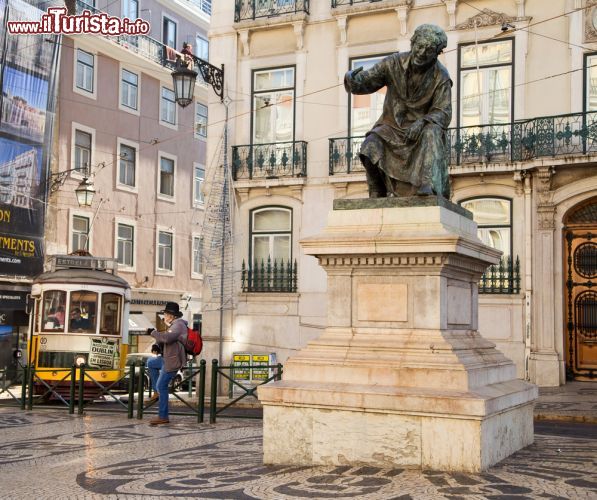 Immagine La statua di Antonio Ribeiro nella piazza di Chiado a Lisbona - © Michaelpuche / Shutterstock.com