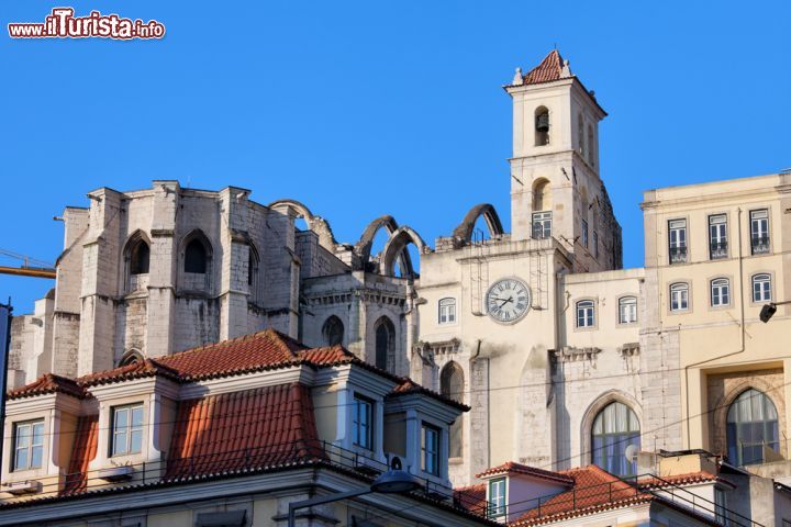 Immagine Le case del quartiere Chiado e le rovine della chiesa Igreja do Carmo a Lisbona
