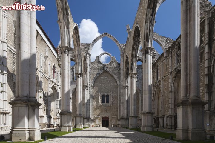 Immagine Le rovine dell'Igreja do Carmo la chiesa distrutta dal terremoto del 1755, si trova nel quartiere Chiado a Lisbona