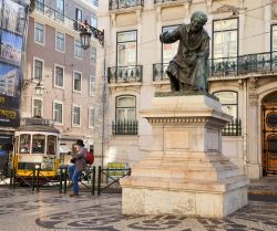 La statua di Antonio Ribeiro nella piazza di Chiado a Lisbona - © Michaelpuche / Shutterstock.com 