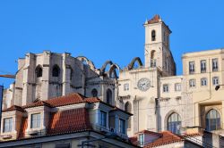 Le case del quartiere Chiado e le rovine della chiesa Igreja do Carmo a Lisbona