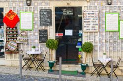 Una tipica taverna di Lisbona, nel quartiere ...