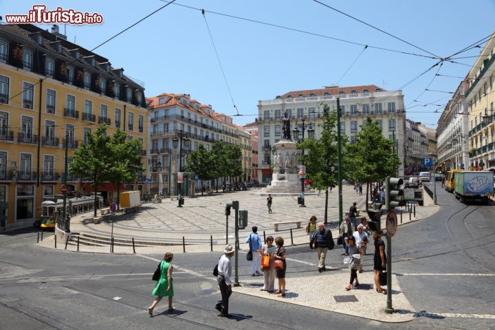 Immagine Plaza Luis de Camoes, nel cuore del quartiere di Chiado a Lisbona - © Philip Lange / Shutterstock.com