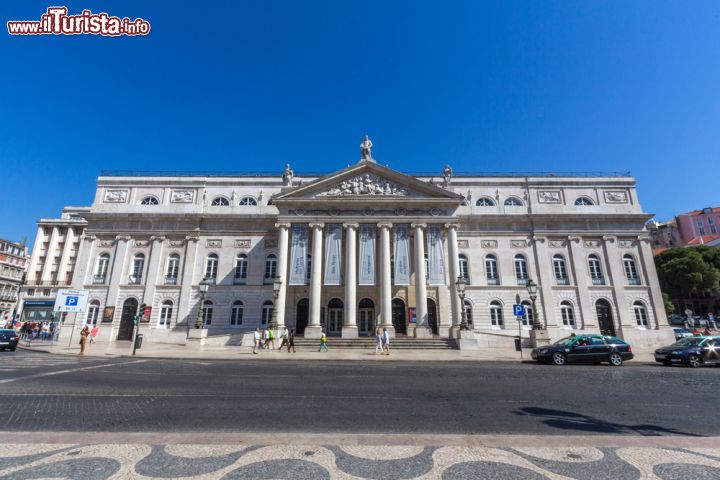 Immagine Il Teatro Nazionale di Lisbona, uno dei punti di interesse del quartiere Chiado della capitale del Portogallo - © e X p o s e / Shutterstock.com
