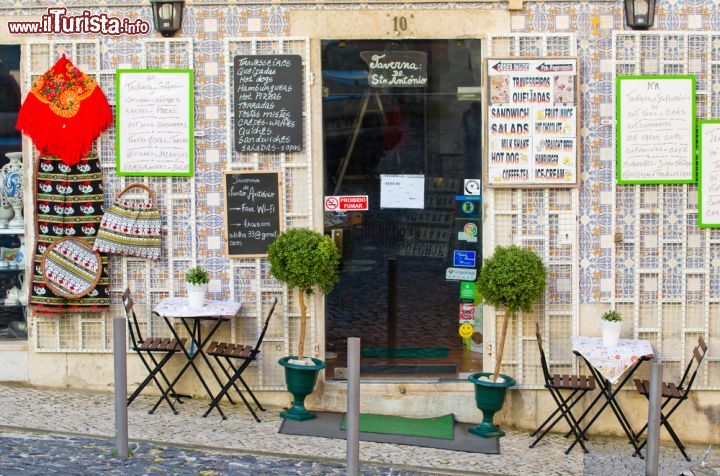 Immagine Una tipica taverna di Lisbona, nel quartiere Chiado - © mimohe / Shutterstock.com