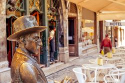 La statua di Fernando Pessoa all'esterno ...