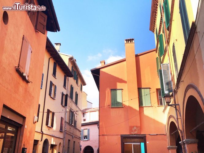Immagine Le case colorate tipiche del ghetto ebraico di Bologna: il quartiere medievale si trova non distante dalle Due Torri - © Valeria Moschet / www.mylovelybologna.com