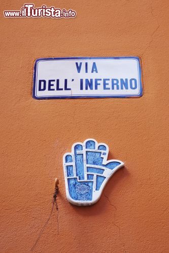 Immagine Uno dei vicoli più caratteristici di Bologna: via dell'Inferno si trova nel Ex Ghetto Ebraico della città felsinea - © Valeria Moschet / www.mylovelybologna.com
