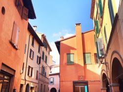 Le case colorate tipiche del ghetto ebraico di Bologna: il quartiere medievale si trova non distante dalle Due Torri - © Valeria Moschet / www.mylovelybologna.com