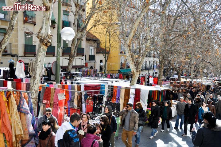 Immagine El Rastro, il mercato delle Pulci di Madrid si svolge nel quartiere La Latina ed è una delle attrazioni più amate della capitale spagnola - © Alberto Loyo / Shutterstock.com