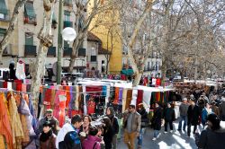 El Rastro, il mercato delle Pulci di Madrid si svolge nel quartiere La Latina ed è una delle attrazioni più amate della capitale spagnola - © Alberto Loyo / Shutterstock.com ...