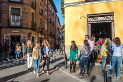 Passeggio in una stradina del quartiere La Latina in centro a Madrid. Il quartiere possiede buone attrattive per i giovani - © Yulia Grigoryeva / Shutterstock.com 
