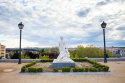 La scultura del miracolo dell'angelo e San Isidro collocata nel parco Dalieda de San Francisco, nel barrio La Latina di Madrid - © Pixachi / Shutterstock.com 