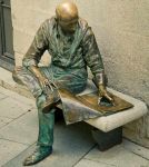 Statua di un lettore in bronzo in Plaza de la Paja, quartiere La Latina a Madrid