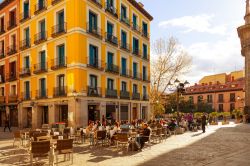 Un bar con tavoli all'aperto nel barrio di ...