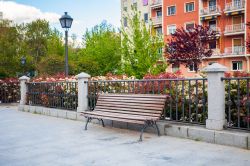 Una  panchina nel grazioso quartiere di La Latina in centro a Madrid