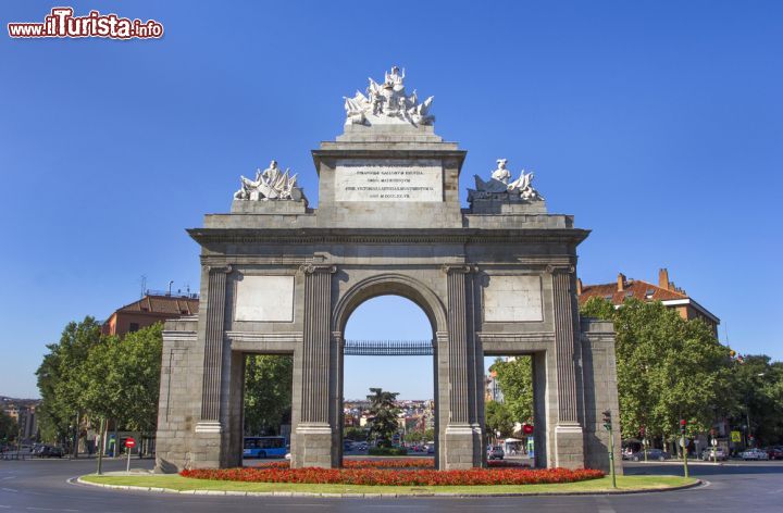 Immagine Porta di Toledo, Madrid: questo munumentale punto d'accesso al cuore della capitale si trova nel barrio di La Latina in centro