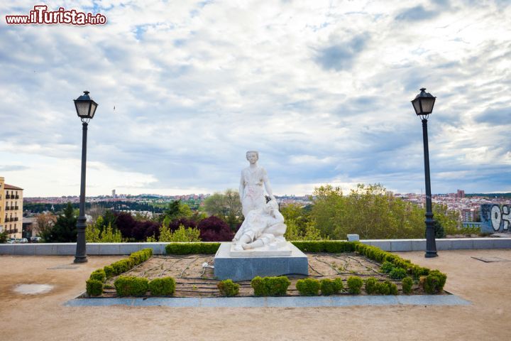 Immagine La scultura del miracolo dell'angelo e San Isidro collocata nel parco Dalieda de San Francisco, nel barrio La Latina di Madrid - © Pixachi / Shutterstock.com