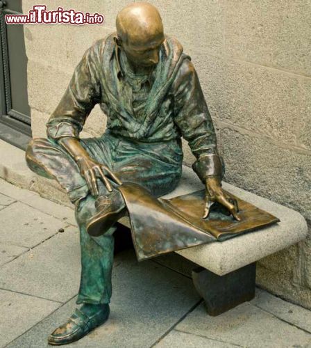Immagine Statua di un lettore in bronzo in Plaza de la Paja, quartiere La Latina a Madrid