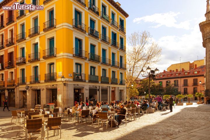 Immagine Un bar con tavoli all'aperto nel barrio di La Latina in Centro a Madrid - © VICTOR TORRES / Shutterstock.com