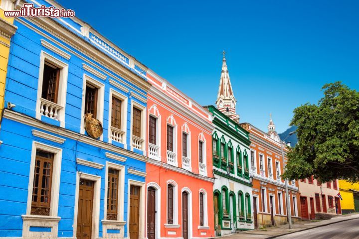 Immagine Le case colorate del quartiere Candelaria a Bogota, capitale della Colombia - © Jess Kraft / Shutterstock.com