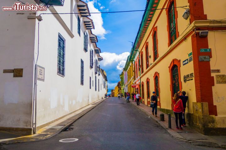 Immagine Una stradina del quartiere di Candelaria a Bogota - © Fotos593 / Shutterstock.com