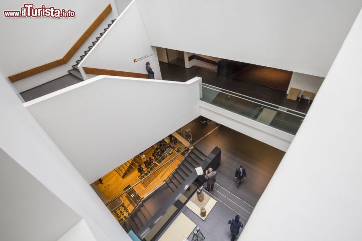 Immagine L'interno del moderno edificio che ospita il Museo dell'Oro di Bogotà - © posztos / Shutterstock.com
