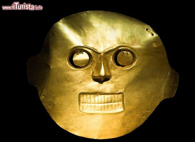 Immagine Una maschera d'oro precolombiana esposta al Museo del Oro di Bogotà