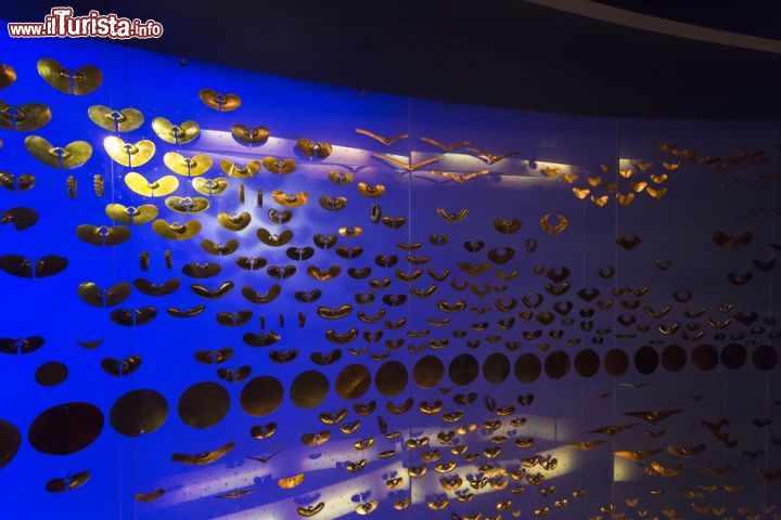 Immagine Una suggestiva raccolta di monili esposti in modo scenografico nel museo del Oro di Bogota, in Colombia - © posztos / Shutterstock.com