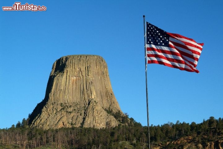 Wyoming, Devils Tower la montagna resa famosa dal film Incontri ravvicinati del terzo tipo. Credit: Egret Communications