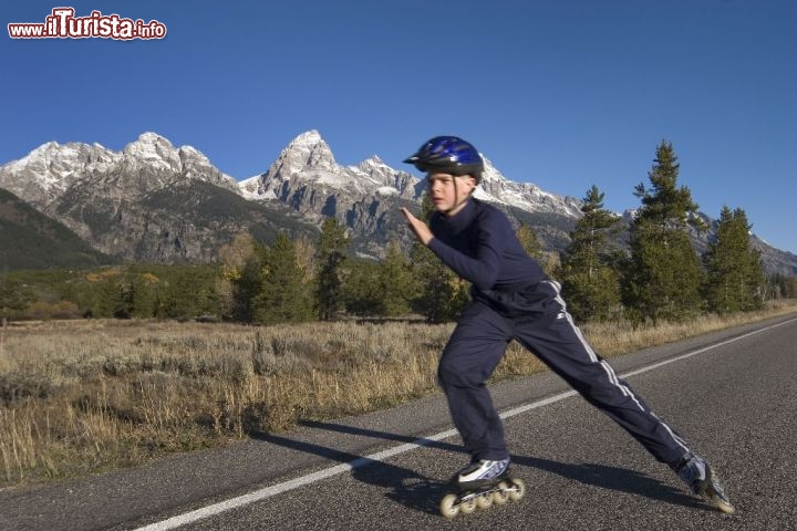 Pattinaggio a rotelle lungo le strade del Wyoming. Credit: Steven Smith