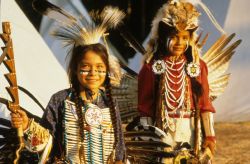 Wyoming: bambini vestiti da danzatori indiani. Credit: ...