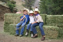 Nei ranch del Wyoming anche i bambini si divertono ...