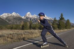 Pattinaggio a rotelle lungo le strade del Wyoming. Credit: ...