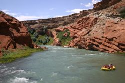 Rafting sul fiume Shoshone River del Wyoming. ...