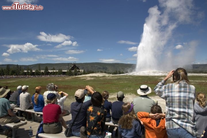 Old Faithful, il geyser che erutta con regolarità a Yellowstone, nel Wyoming. Credit: www.markgocke.com