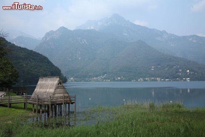 Immagine Il panorama del Lago di Ledro e una palaffitta del museo di Molina di Ledro in Trentino
