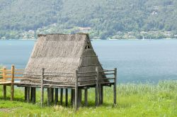 Una delle palafitte ricostruite del sito patrimonio UNESCO, facente parte del museo di Molina di Ledro in Trentino